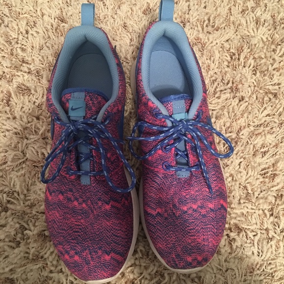 Women's Nike Rosche Sneakers - Picture 1 of 3